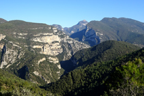 Cingle de la Manllada, el Bassegoda i els cingles de Gitarriu.