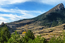 El Cadinell i Josa de Cadí des del Camí dels Bons Homes, que uneix Tuixent amb Gósol.