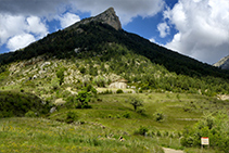 Vistes del Cadinell i l´església de Santa Maria des de Josa de Cadí.