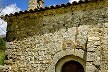 Porta d´entrada de l´església romànica de Santa Maria de Josa.