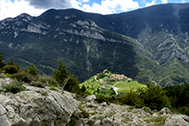 Josa de Cadí sota nostre, mentre anem pujant cap al coll de Jovell.