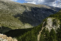 El vessant sud de la serra del Cadí, molt menys abrupte que el nord.