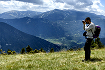 Les vistes cap a Tuixent i el coll de Port, en direcció al Solsonès. Al fons es veuen les pistes d´esquí de Port del Comte.