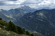 Vistes  des del cim. A baix podem veure Josa de Cadí i, al fons, el Pedraforca, la Gallina Pelada i la Serra d´Ensija.