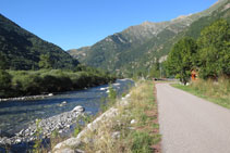 Avancem per un camí asfaltat al costat del riu.