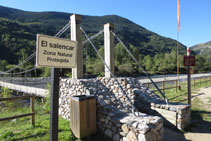 Un cartell abans de creuar el pont ens avisa que el Salencar és un espai natural protegit que cal preservar.