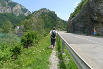 Agafem un caminet que avança en paral·lel a la carretera.