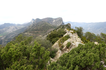 La serra de Sant Joan davallant cap al collet de Prats.