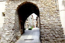 Portal de la muralla i carrer Major d´Organyà.