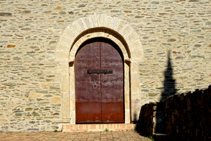 Portalada de l´església de Santa Coloma.