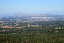 Vistes al massís del Montgrí i la plana empordanesa.