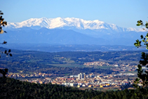 El massís del Canigó i la Bisbal d´Empordà.