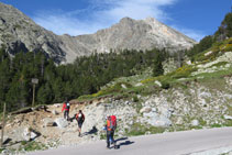 Sortida de l´aparcament per agafar el GR11, al fons el Gra de Fajol.