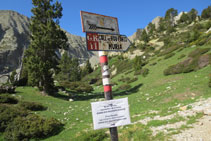 Senyalització del GR11 que hi ha poc abans d´arribar al refugi.