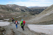 El camí descendeix vorejant la base del Gra de Fajol.