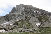 Vista de tota la cresta del Gra de Fajol, des de la base fins al cim.