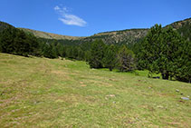 Prats. Al fons, el contrafort NE de la Torreta de l´Orri amb la Portella.