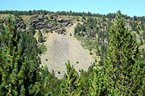 Les roques metamòrfiques s´erosionen formant tarteres.