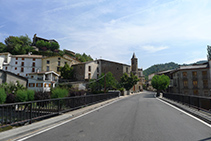 Creuem el pont del riu de Sarroca o Bòssia.