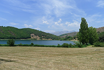 Estany de Montcortès i muntanyes de la Vall Fosca al fons.