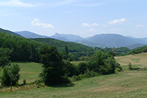 Vistes de la serra de Sant Gervàs (al fons) des de la carretera de Mentui.