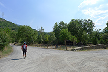 Àrea de descans amb taules i barbacoes. Nosaltres agafem la pista de l´esquerra.