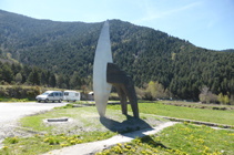 Gran escultura a l´entrada de la zona de pícnic de la Font de la Closa.