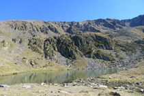 Estany de l´Estanyó i el circ de muntanyes que l´envolten.