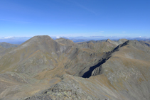 Carena que uneix el pic de l´Estanyó amb el pic de la Cabaneta (2.863m), la collada de Meners i el pic Serrera (2.913m).