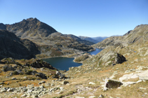 Vistes dels estanys de Juclar i el pic de Siscaró des de la collada de Juclar.