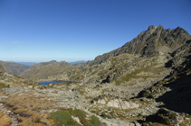 Estany Negre de Juclar i pic de Rulhe des de la collada de Juclar.