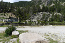 Zona d´aparcament de l´àrea d´esbarjo de la font de les Pollineres.