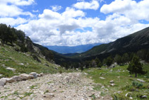 Vistes de la vall del riu del Molí des del refugi Estanys de la Pera.