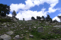 Des del refugi agafem el camí que puja cap al coll de Perafita.