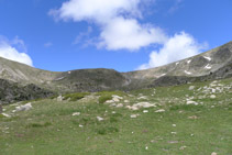 Avancem per un terreny de pastura amb el coll de Perafita a davant nostre.