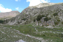 Petita depressió amb diversos rierols que baixen des de la nostra dreta i en direcció esquerra.