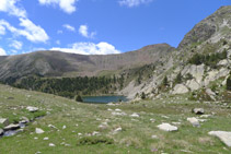 Estany gran de la Pera (estany superior) a davant nostre.