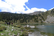 Rodegem l´estany per la seva riba.