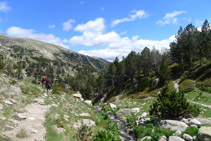 Agafem un corriol a la nostra esquerra que baixa pel costat d´un rierol.