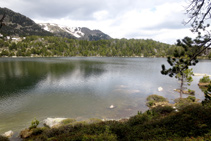 Estany de Malniu, indret ideal per descansar mentre gaudim del bonic entorn d´alta muntanya.