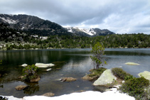 Estany de Malniu rodejat d´arbres i de les muntanyes ceretanes.