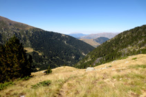 Vistes al SO: bosc de Moró i Turbón al fons.