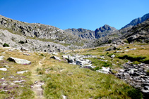 A pocs metres d´arribar al primer estany, el pic del Pessó ens dóna la benvinguda.