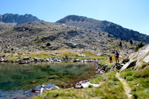 Estany inferior del Pessó, al fons pic del Pessó Petit.