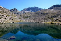 Estany inferior del Pessó, al fons pic del Pessó i colladeta de les Mussoles.