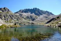 Estany superior del Pessó, al fons pic del Pessó.