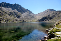 Estany superior del Pessó, al fons pic del Pessó i pic del Pessó Petit separats pel colladó del Pessó.