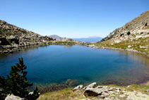 Passegem una mica per la riba de l´estany per tenir altres perspectives de l´estany i de l´entorn.