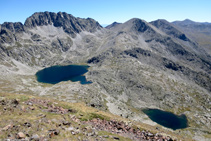 Panoràmica dels dos estanys del Pessó des del cim del Tuc dels Carants (2.791m) (fora de ruta).