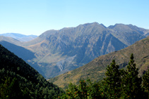 Panoràmica cap al NO, on destaca el pic l´Aüt.